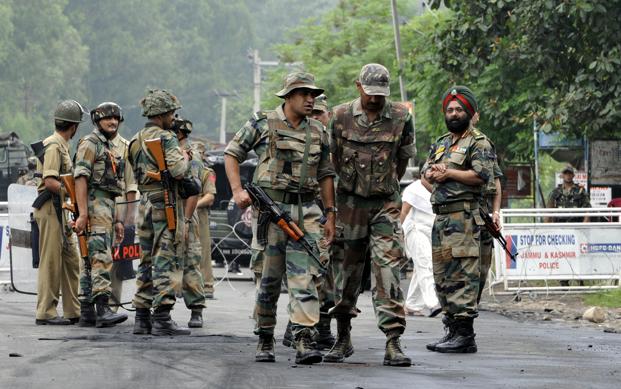 centresendsadditionalparamilitaryforcestojammukashmirstate